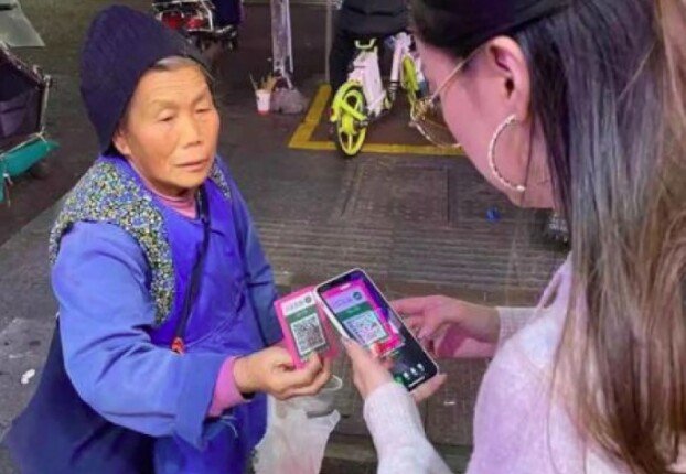 التسول بالـ QR Code.. كيف غيرت التكنولوجيا شكل التسول في الصين؟