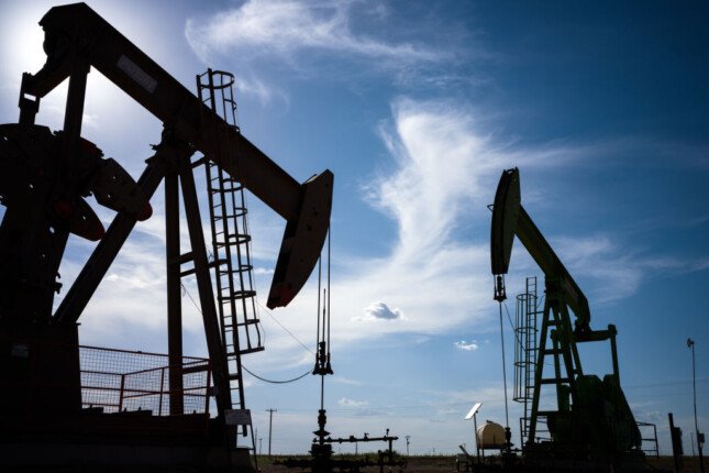 تعثر المفاوضات الأمريكية الإيرانية يدفع أسعار النفط للارتفاع 4%