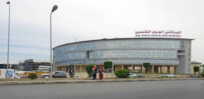 المستشفى الجوي التخصصي يستضيف خبيرا عالميي في جراحات العيون