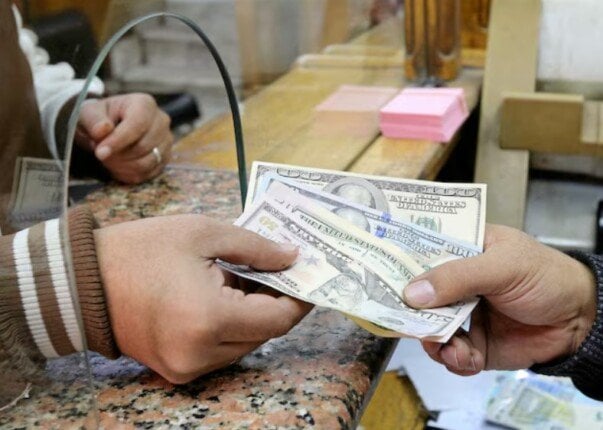 الدولار يحافظ على ارتفاعه فوق 52 جنيها خلال تعاملات اليوم