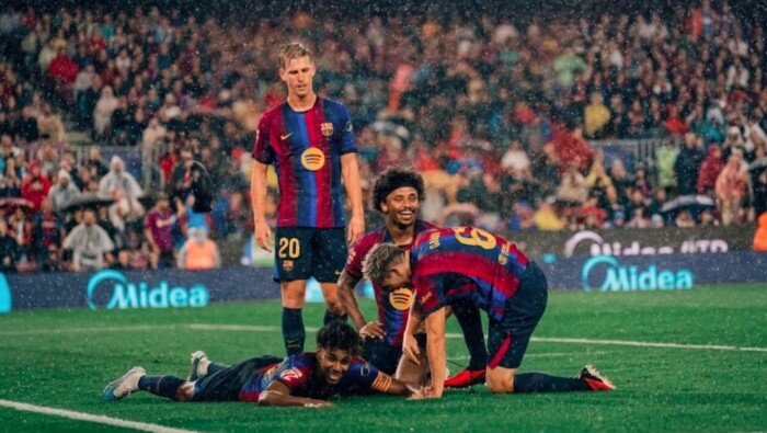 قطار برشلونة يطارد الانتصار السابع في محطة إشبيلية بالدوري الإسباني