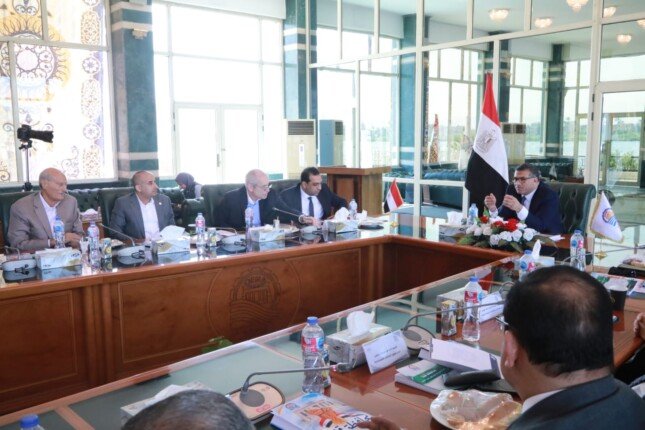 محافظ قنا يبحث مع المستثمرين فرص الاستثمار والتصنيع الزراعي بالمحافظة