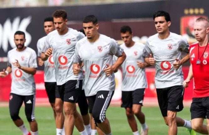 أشرف بن شرقي يبدأ المشاركة تدريجيًا في مران الأهلي بعد إصابة وتر أكيلس