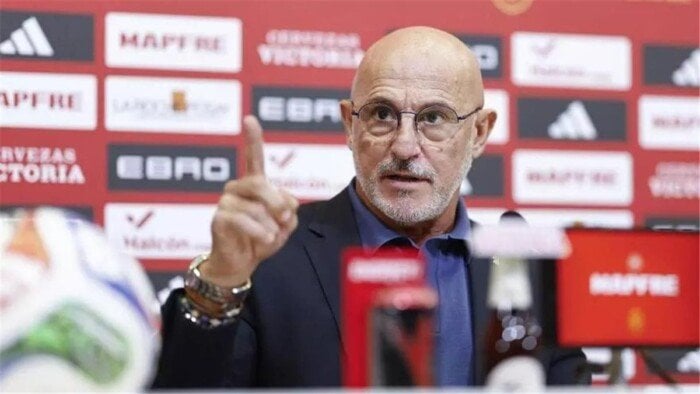 لويس دي لا فوينتي يجدد عقده مع منتخب إسبانيا حتى 2032