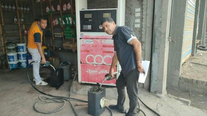 ضبط 400 لتر بنزين داخل منزل بجنوب بورسعيد.. والتموين يشمع النشاط المخالف