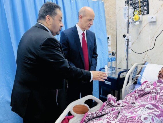 رئيس جامعة بني سويف يزور والد الطفل محمد ويشيد بشجاعة نجله في إنقاذه