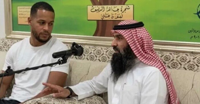 قائد نيجيريا السابق يعلن اعتناقه الدين الإسلامي