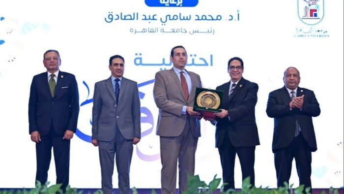 في احتفالية «يوم الوفاء».. جامعة القاهرة تكرّم رئيس الجامعة المصرية للتعلم الإلكتروني الأهلية