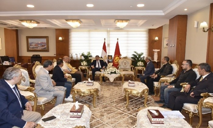 محافظ بورسعيد يستعرض مع ممثلي الهيئة العامة لتعاونيات البناء والإسكان سبل التعاون
