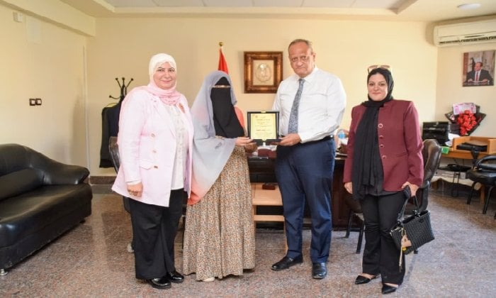 مدير تعليم بورسعيد يكرّم «زينب عبيد» لحصولها على المركز الخامس جمهوريًا في «المدرسة المنتجة»