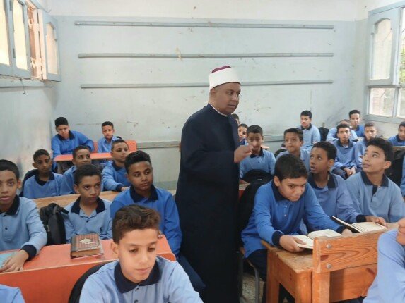 رئيس منطقة قنا الأزهرية يتفقد انتظام الدراسة بعدد من المعاهد ويشدد على الانضباط