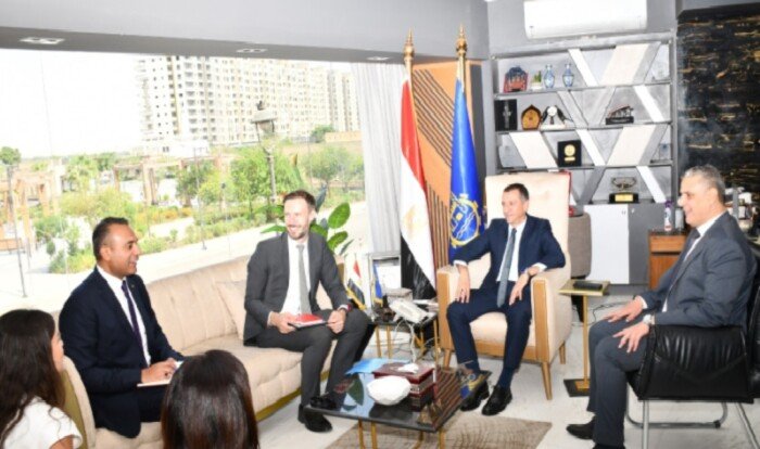 محافظ أسوان يبحث مع وفد سويسري التعاون المشترك في مشروعات مياه الشرب