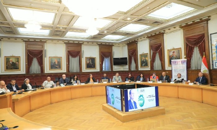محافظ القاهرة يلتقي لجنتي تقييم المشروعات الخضراء الذكية، ويعلن تصعيد 18 مشروعًا على مستوى الجمهورية.