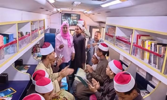 لتعزيز القراءة والإبداع.. المكتبة المتنقلة تواصل فعالياتها بمعاهد فرشوط الأزهرية