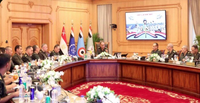 وزير الدفاع يلتقي مقاتلي الجيشين الثاني والثالث الميدانيين لمتابعة منظومة التدريب