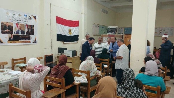 أكثر من 100 عاملة يجتزن اختبارات محو الأمية ببني سويف.. وخطة لدعم غير المجتازات