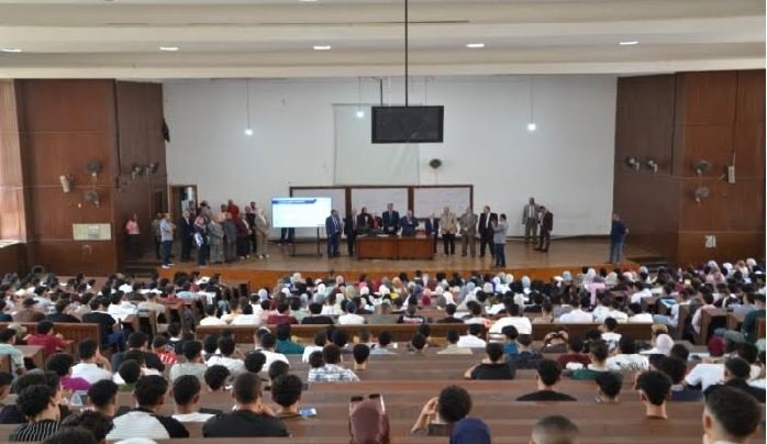 رئيس جامعة الإسكندرية يتفقد انتظام الدراسة في أول أيام العام الجامعي لمتابعة انتظام العملية التعليمية بالكليات