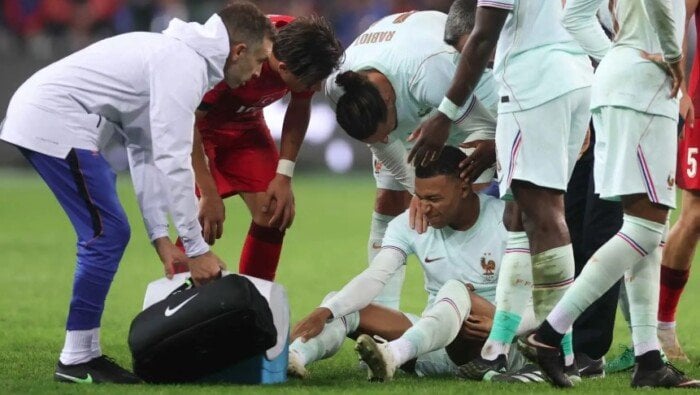 هل بسبب الحذاء الجديد؟.. إصابة مبابي تثير القلق في معسكر منتخب فرنسا