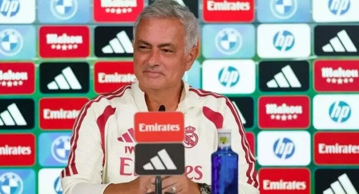 مورينيو يفتح النار على حكم ديربي مدريد: «هل نيجريرا لا يزال موجودًا؟»