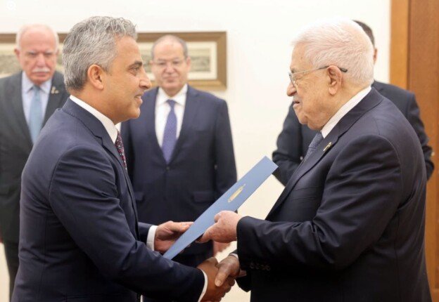 السفير المصري يقدم أوراق اعتماده للرئيس الفلسطيني محمود عباس
