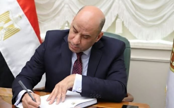 وزير العمل يعلن قرارات مرتقبة لأول مرة لتنظيم العمل عن بُعد والمنصات الرقمية