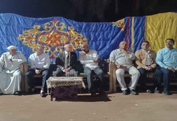 محافظ الأقصر يعزي أسر ضحايا معمل المخللات في أرمنت الحيط