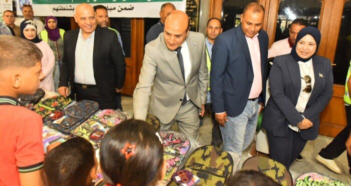 ضمن مبادرة «فرحهم بشنطتهم».. محافظ أسيوط يسلم 500 حقيبة مدرسية للأولى بالرعاية