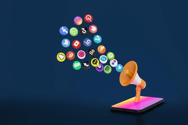 هل تحولت مواقع التواصل لأدوات عزلة وانفصال؟.. باحث يجيب