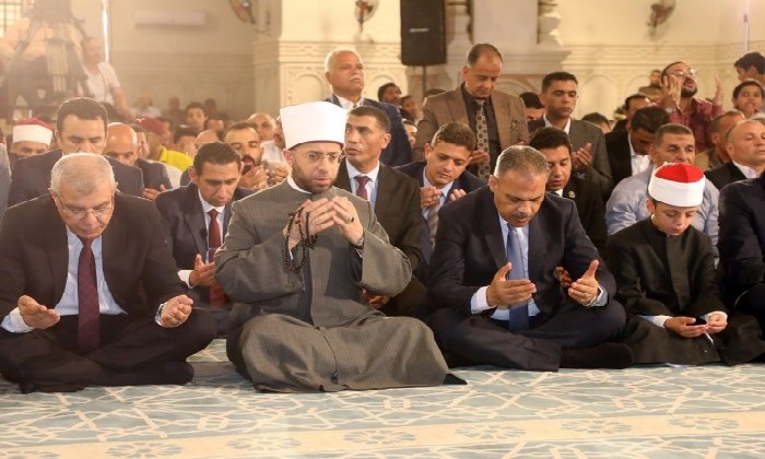 وزير الأوقاف وقيادات الشرقية يؤدون صلاة الجمعة بمسجد الفتح احتفالًا بالعيد القومي
