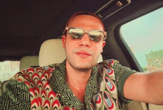 محمد إمام ينشر صورة لطفولته مع والده الزعيم عادل إمام
