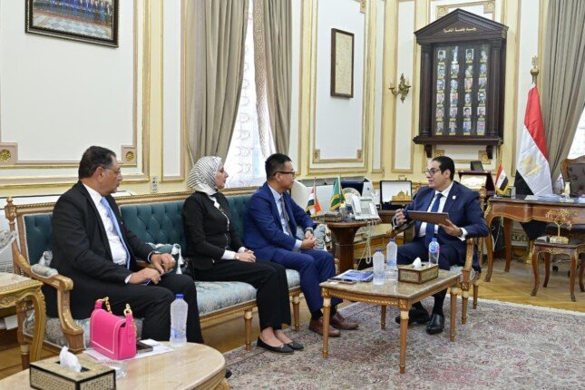 جامعة القاهرة تبحث مع «هواوي مصر» إنشاء مركز للتميز في تكنولوجيا المعلومات