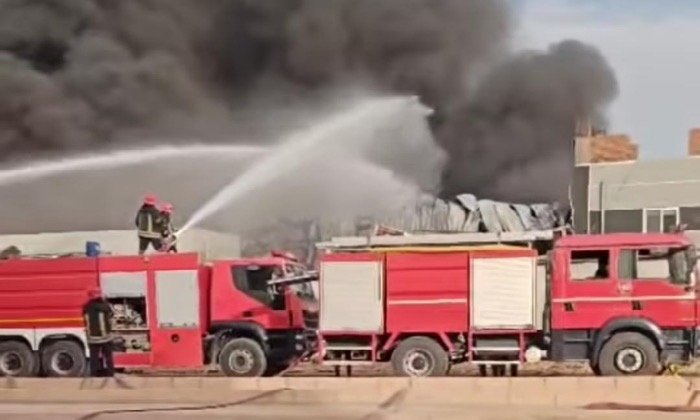 السيطرة على حريق داخل مصنع ملابس بالمنطقة الصناعية الثانية بالعاشر
