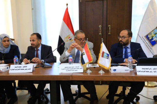 الضرائب العقارية توفر دعمًا فنيًا للممولين داخل الغرفة التجارية بالإسكندرية