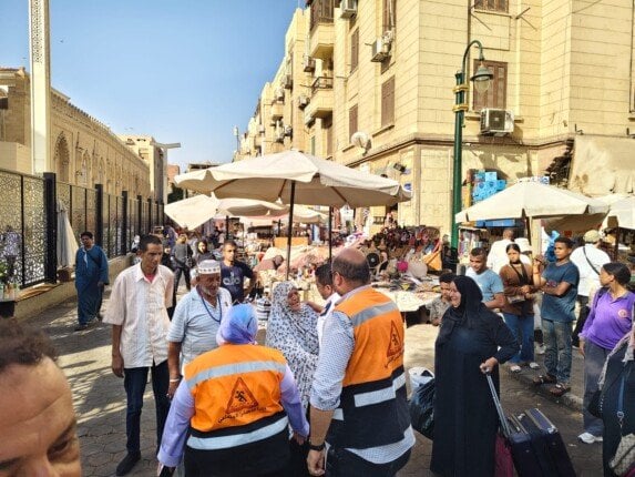 من الشارع إلى دار الرعاية.. فريق التدخل السريع ينقذ مسنة في الحسين ويوفر لها مأوى
