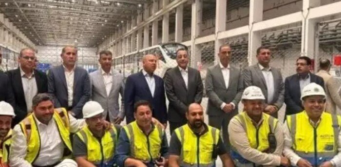مدبولي يتفقد مونوريل غرب النيل ويلتقط صورة تذكارية مع العاملين