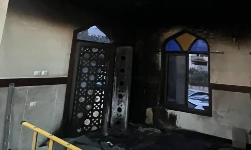 مستوطنون يحاولون إحراق مسجد في بزاريا شمال غرب نابلس