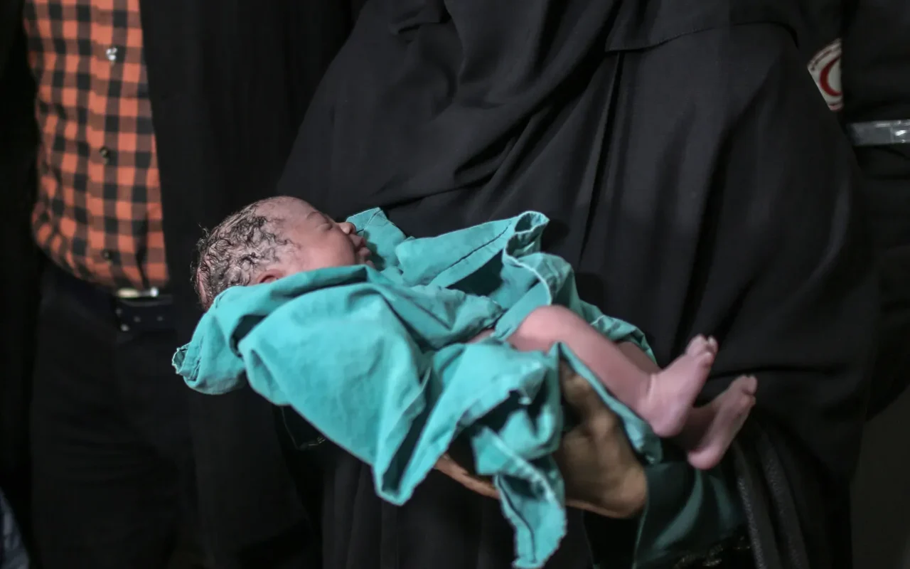 5493 مولودًا جديدًا و203 حالات وفاة في غزة خلال أغسطس