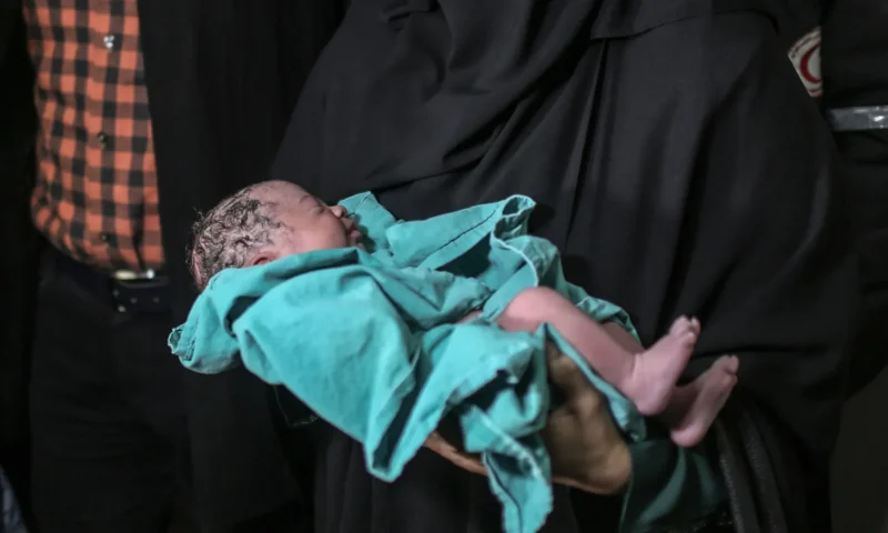 5493 مولودًا جديدًا و203 حالات وفاة في غزة خلال أغسطس