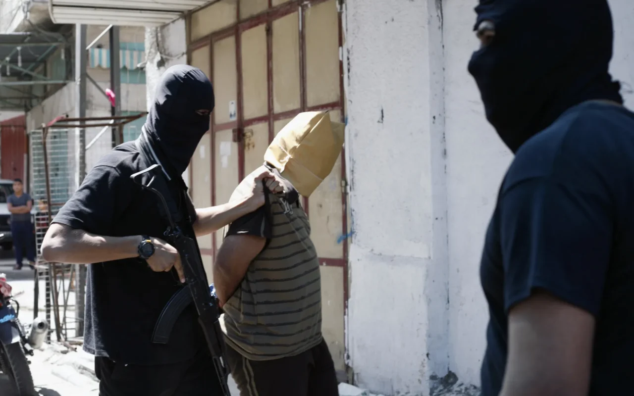 مصدر أمني لـ قدس: اعتقال عدد من العملاء أحدهم متورط في اغتيال شقيقه