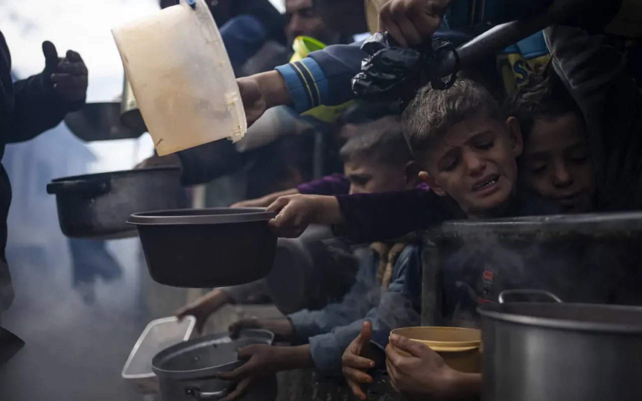 غزة: الاحتلال يمنع 65% من الغذاء المطلوب وأكثر من 90% عاجزون عن شراء الطعام