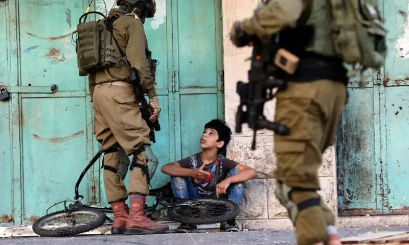 أصغرهم رضيع.. الاحتلال يعتقل نحو 2000 طفل فلسطيني منذ 7 أكتوبر 2023 