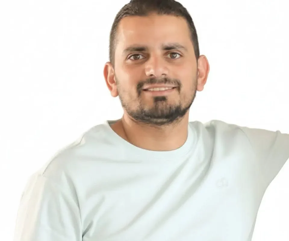أجهزة أمن السلطة تمدد اعتقال الصحفي والناشط الاجتماعي غسان نجاجرة