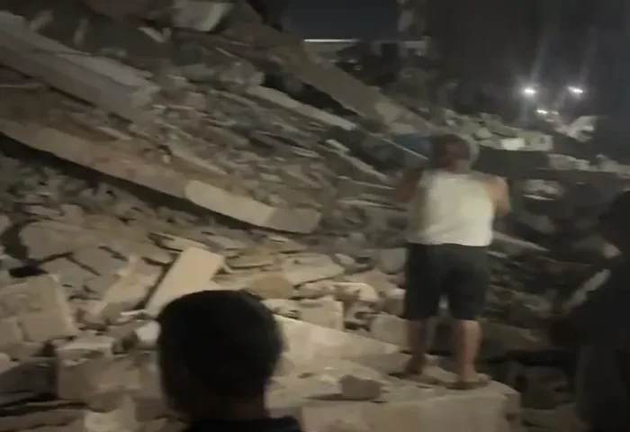 انهيار مبنى متضرر يأوي نازحين في غزة.. 8 شهداء وعشرات المفقودين
