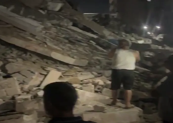انهيار مبنى متضرر يأوي نازحين في غزة.. 8 شهداء وعشرات المفقودين