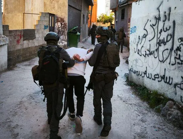 الاحتلال يعتقل 9 فلسطينيين بينهم سيدتان وأب ونجله في الضفة
