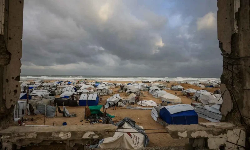 القوارض تغزو خيامهم… أهالي مخيم جباليا يطالبون بإنارة وشوادر