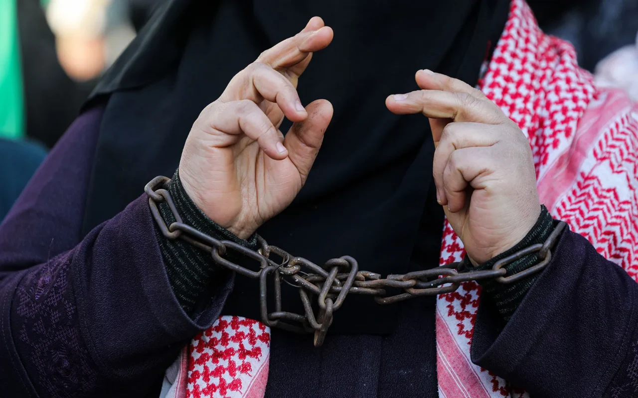 أسيرة حامل تعاني الاعتقال والحرمان في سجن “الدامون”