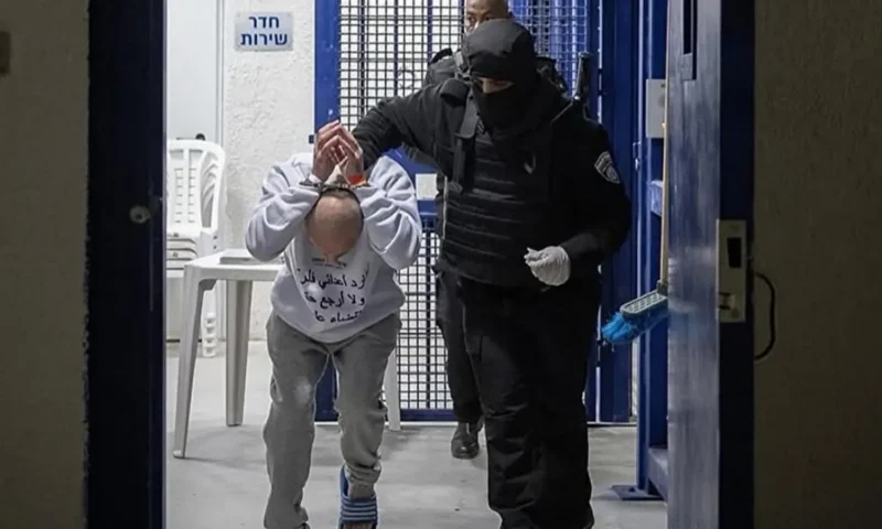 بينهم طبيب.. إصابة أسرى من غزة خلال قمع الاحتلال في سجن النقب