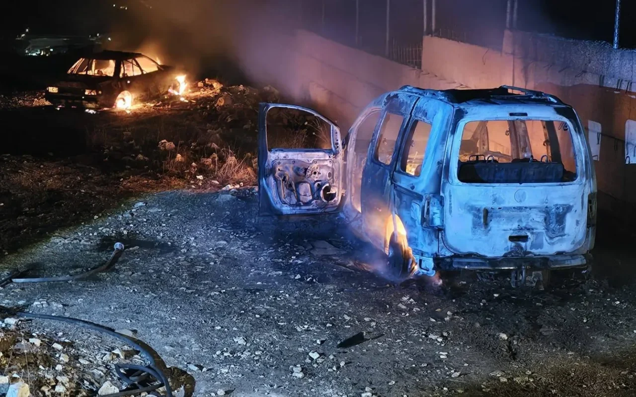 مستوطنون يحرقون مركبات ويغلقون طرقًا في الضفة