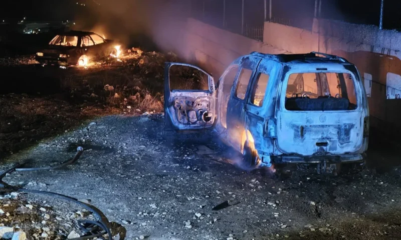 مستوطنون يحرقون مركبات ويغلقون طرقًا في الضفة